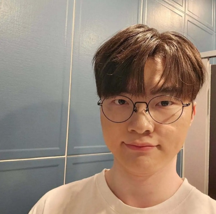 Faker社媒分享2025历程照片：Goodbye，2025！